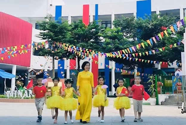 Cô Thúy Hạnh cùng các bé học sinh trong ngày Hội bé đến trường.