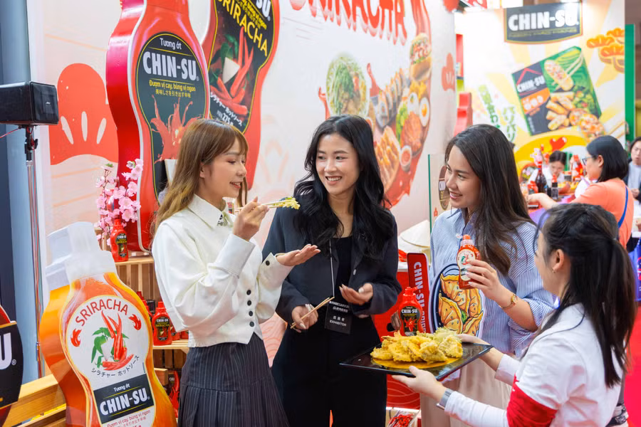 Người tiêu dùng Nhật Bản hào hứng đón nhận sản phẩm tương ớt CHIN-SU Sriracha mới.
