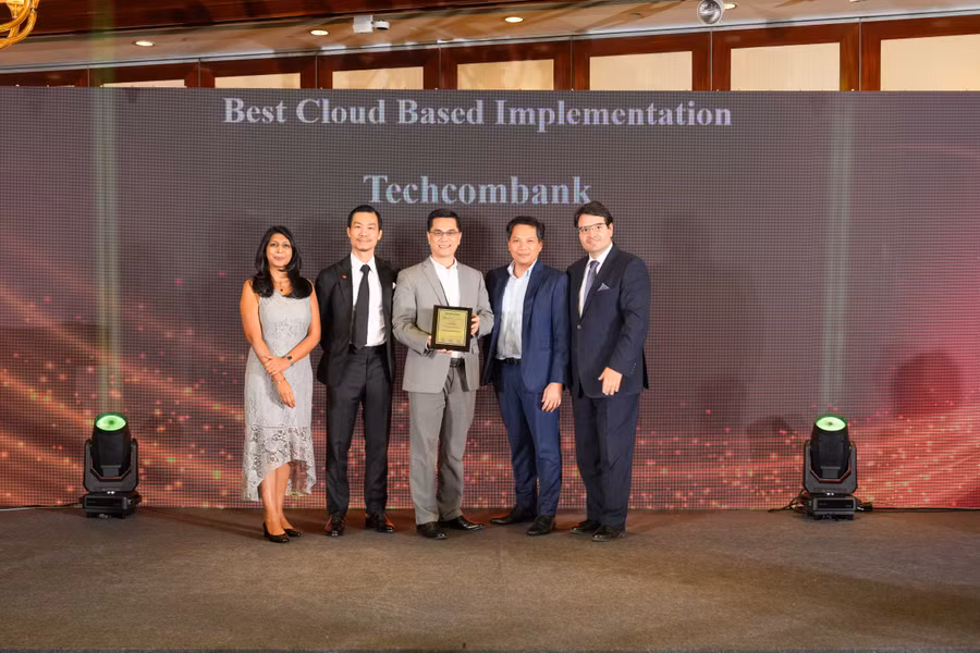 Ô ng Phan Thanh Sơn - Phó Tổng Giám đốc, đại diện Techcombank nhận giải từ The Asian Banker