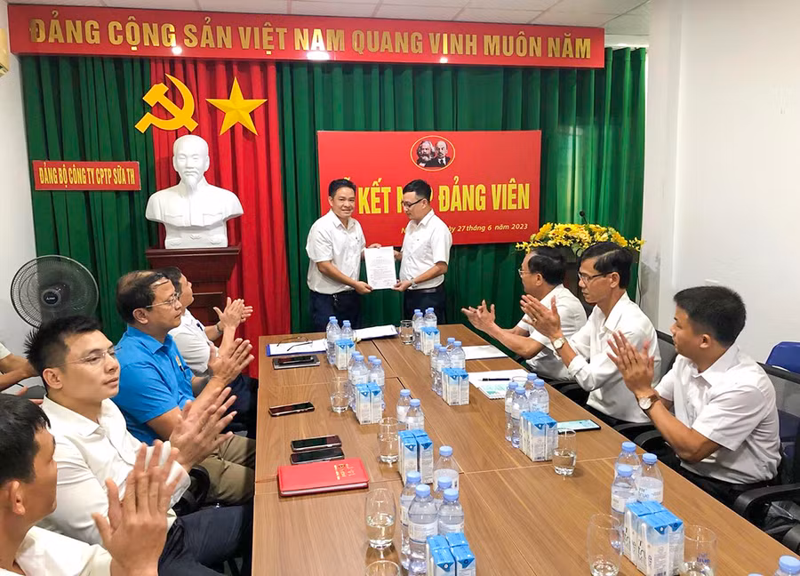 Lễ kết nạp đảng viên đối với anh Nguyễn Cảnh Cường (bìa trái) - Giám đốc thú y cụm trang trại 2 kiêm chuyên gia thú y của Dự án chăn nuôi bò sữa TH ở Nga.