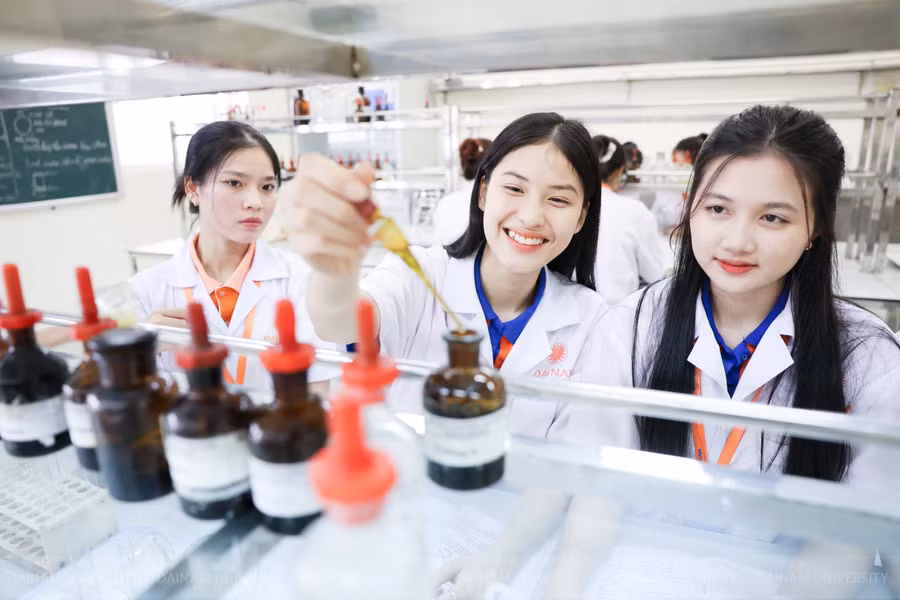 Sinh viên Đại học Đại Nam chỉ mất 3 năm để nhận bằng Cử nhân; 4 năm để nhận bằng Kĩ sư và 4,5 năm để nhận bằng Dược sĩ.