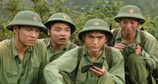 (Từ phải sang trái, người thứ 2) Nhân vật Hoàng (hay “Hoàng Khoa Văn”) là một chàng trai giàu cảm xúc, anh có đam mê mãnh liệt với thơ ca, là người luôn truyền lửa tới những người lính qua các bài thơ của mình.