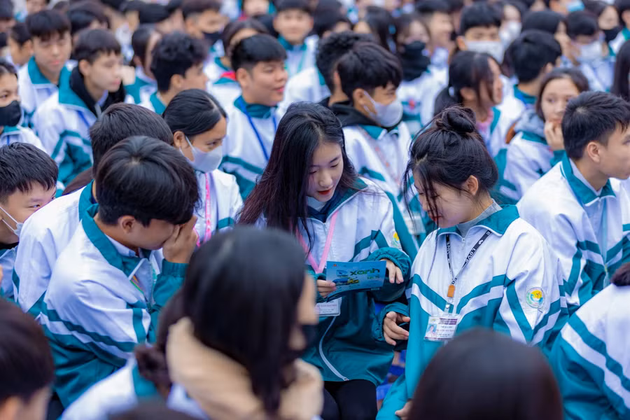 Các bạn học sinh trường THPT Ân Thi (Hưng Yên) chăm chú tìm hiểu thông tin cuộc thi Các bạn học sinh trường THPT Ân Thi (Hưng Yên) chăm chú tìm hiểu thông tin cuộc thi