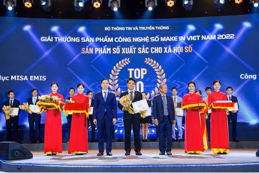 Phó Giám đốc Văn phòng MISA Hà Nội Nguyễn Quang Khải đại diện MISA nhận giấy chứng nhận Top 10 Sản phẩm số xuất sắc cho Xã hội số với sản phẩm nền tảng giáo dục MISA EMIS Phó Giám đốc Văn phòng MISA Hà Nội Nguyễn Quang Khải đại diện MISA nhận giấy chứng nhận Top 10 Sản phẩm số xuất sắc cho Xã hội số với sản phẩm nền tảng giáo dục MISA EMIS