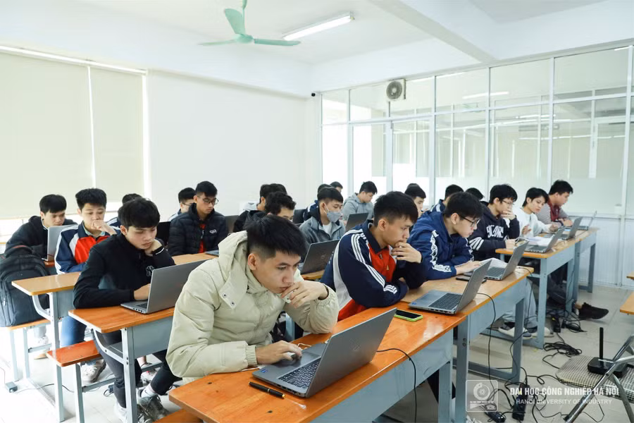 Sinh viên nhà trường làm các bài kiểm tra về IQ để ứng tuyển vào làm việc tại Công ty HCL Technologies