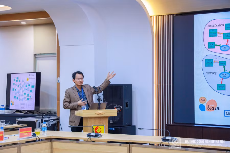 PGS.TS.Bùi Thu Lâm, Học viện Kỹ thuật Mật mã trình bày báo cáo “Trí tuệ nhân tạo và ứng dụng trong An toàn thông tin” tại Hội thảo PGS.TS.Bùi Thu Lâm, Học viện Kỹ thuật Mật mã trình bày báo cáo “Trí tuệ nhân tạo và ứng dụng trong An toàn thông tin” tại Hội thảo