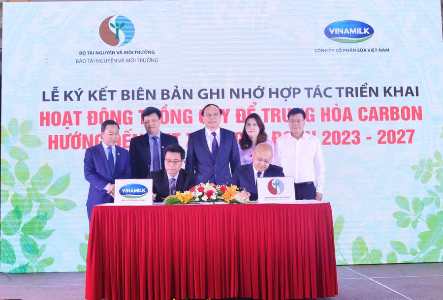 Đại diện Vinamilk và Bộ Tài nguyên và Môi trường kí biên bản ghi nhớ vào cuối năm 2022