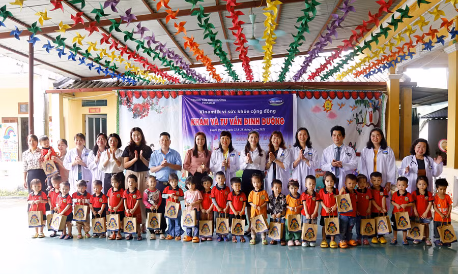 Những phần quà từ nhãn hàng Vinamilk ADM đã được các bác sĩ Trung tâm Dinh dưỡng Vinamilk gửi tặng đến các em nhỏ địa phương.