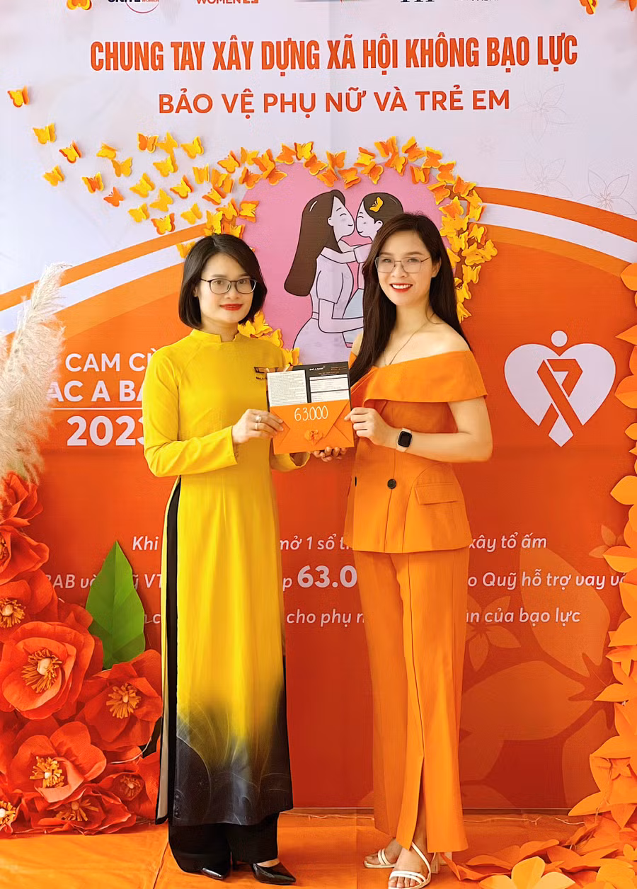 Khách hàng BAC A BANK nhiệt tình tham gia chiến dịch của Ngân hàng.