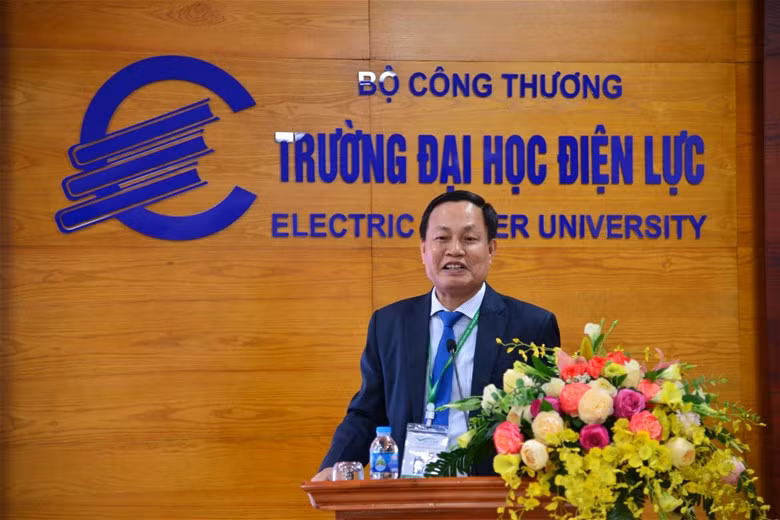 GS.TS Nguyễn Hữu Đức - Trưởng đoàn đưa ra những khuyến nghị hữu ích cho Nhà trường.