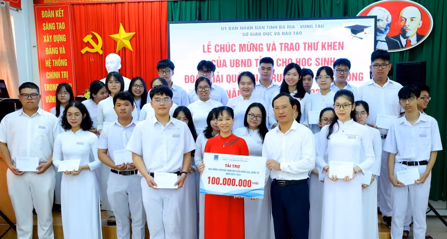Giám đốc KVT trao tặng học bổng cho 30 học sinh đạt giải quốc gia của trường chuyên Lê Quý Đôn, tỉnh Bà Rịa - Vũng Tàu. Giám đốc KVT trao tặng học bổng cho 30 học sinh đạt giải quốc gia của trường chuyên Lê Quý Đôn, tỉnh Bà Rịa - Vũng Tàu.