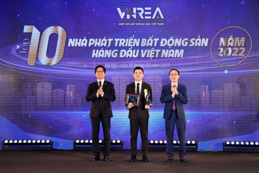 Ông Đỗ Vinh Quang, Phó Chủ tịch HĐQT Tập đoàn (giữa) lên nhận cúp và chứng nhận Top 10 nhà phát triển bất động sản hàng đầu Việt Nam năm 2022.