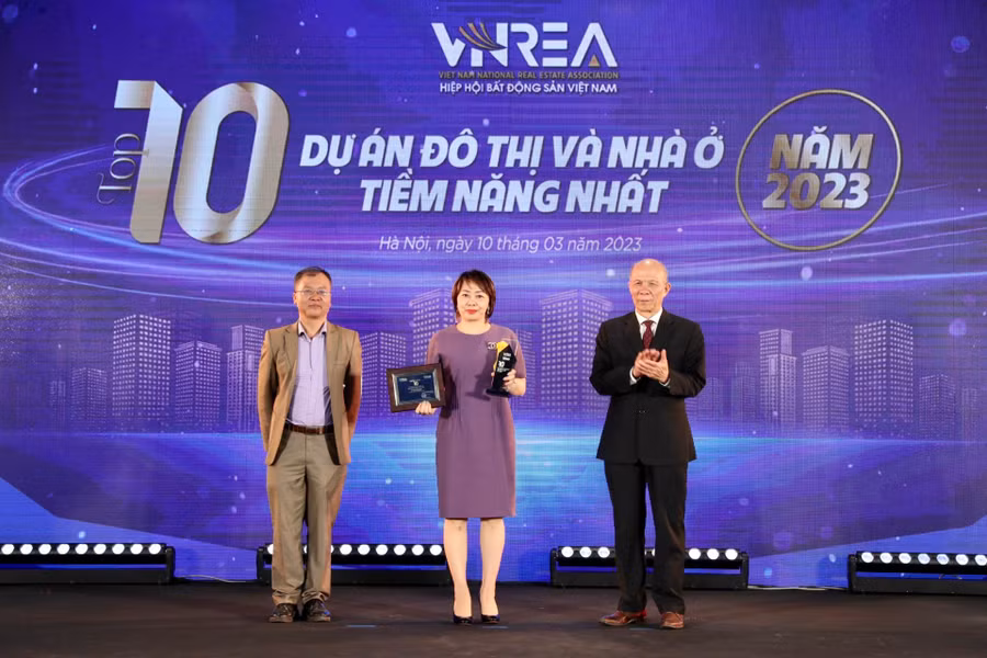Bà Bùi Thị Minh Tâm, Tổng Giám đốc T&amp;T Homes (giữa) lên nhận Giải thưởng Top 10 dự án đô thị và nhà ở tiềm năng nhất năm 2023.