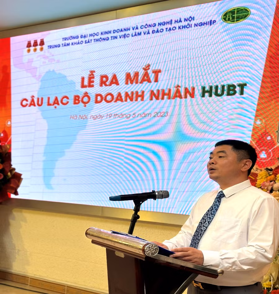 Anh Phạm Hoàng Anh – Chủ tịch Câu lạc bộ doanh nhân HUBt phát biểu tại Lễ ra mắt Anh Phạm Hoàng Anh – Chủ tịch Câu lạc bộ doanh nhân HUBt phát biểu tại Lễ ra mắt