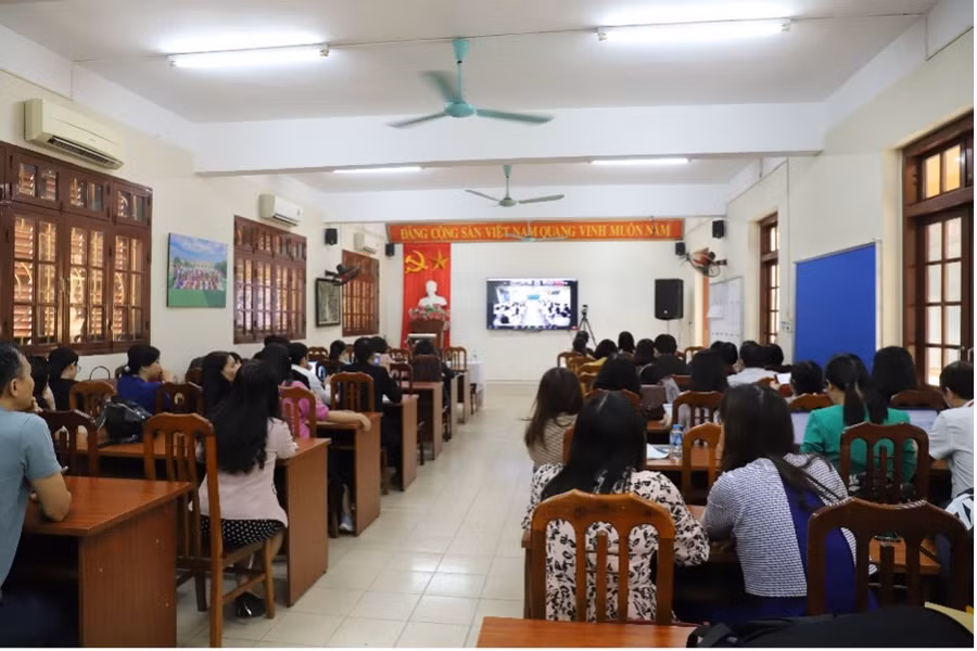 Giáo viên tham dự tiết dạy mẫu tại trường THPT Tây Hồ. Giáo viên tham dự tiết dạy mẫu tại trường THPT Tây Hồ.