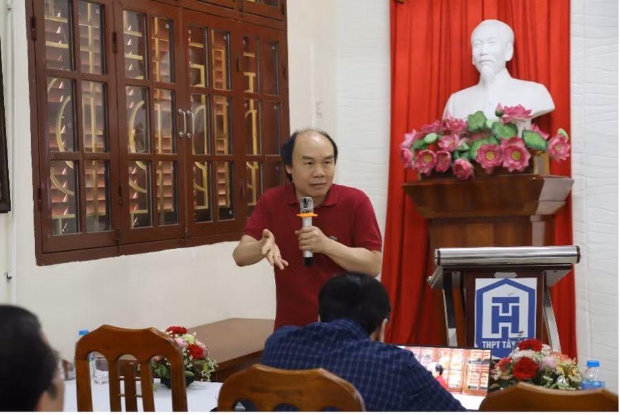 GS.TSKH Đỗ Đức Thái giải đáp nhiều băn khoăn cho giáo viên. GS.TSKH Đỗ Đức Thái giải đáp nhiều băn khoăn cho giáo viên.
