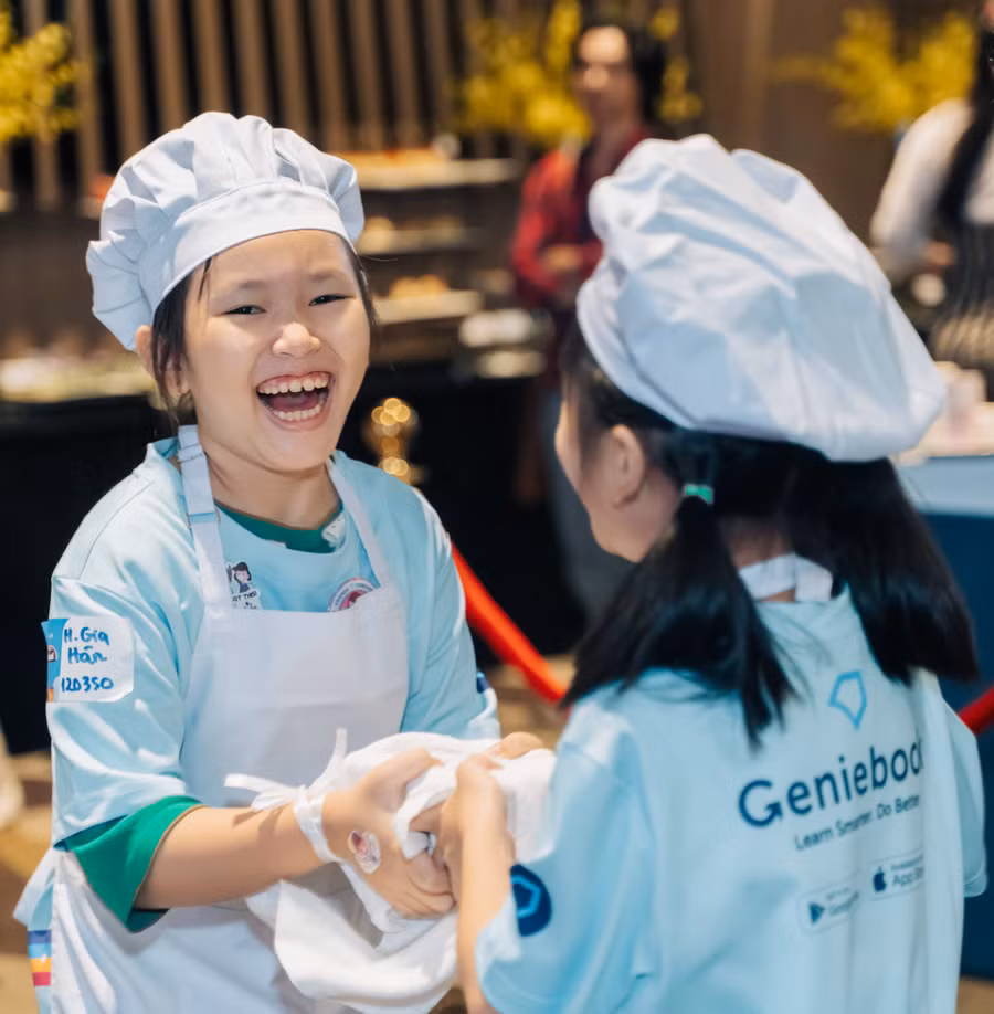 Nụ cười thích thú của các em khi được trải nghiệm làm kem lạnh. Ảnh Geniebook.