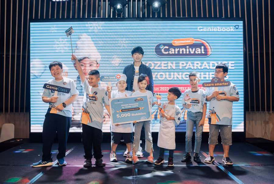 Neo Zhizhong (CEO Geniebook) trao giải cho đội chiến thắng cuộc thi Frozen Paradise. Ảnh Geniebook.