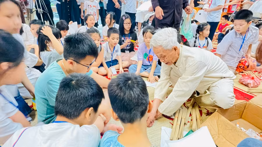 Nghệ nhân Nguyễn Văn Quyền: “Chúng tôi, những nghệ nhân chẳng còn nhiều thời gjan nữa sẵn sàng đi khắp đất nước để truyền cảm hứng yêu văn hoá truyền thống Việt Nam cho học sinh, để các bạn trẻ bớt trò chơi điện tử, bớt chơi điện thoại và lên mạng xã hội,… khiến cha mẹ lo lắng”.