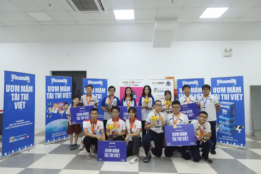 Các đội vô địch 5 bảng hào hứng nhận giải thưởng “Ươm mầm tài trí Việt” từ Vinamilk