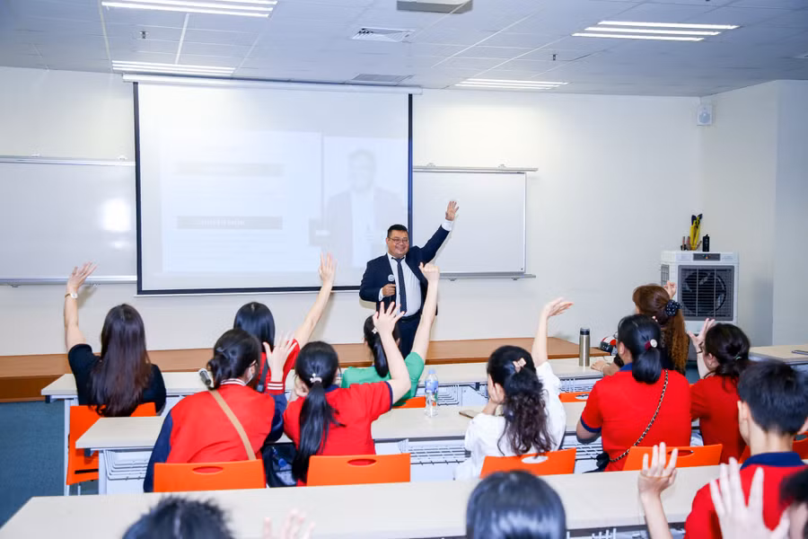 Tiến sĩ tâm lý Việt Anh giao lưu, chia sẻ kinh nghiệm sống đẹp và hướng nghiệp cho học sinh THPT.
