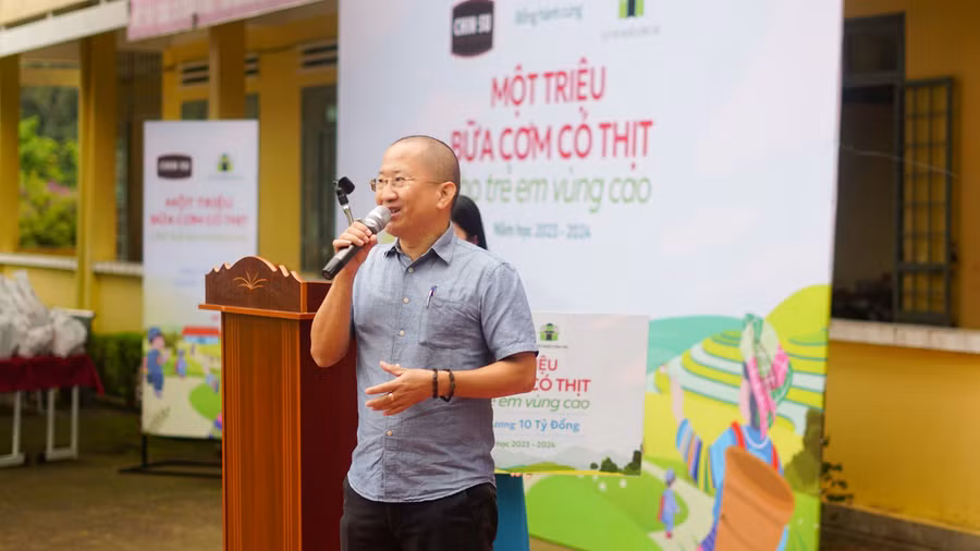 Ông Nguyễn Anh Tú – Phó Chủ tịch Hội đồng quản lý Quỹ kiêm Giám đốc Quỹ Trò nghèo vùng cao chia sẻ tại Lễ khai giảng.