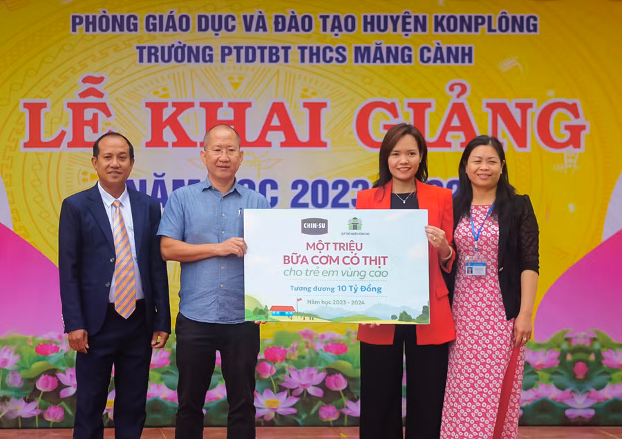 Đại diện CHIN-SU và đại diện Quỹ Trò nghèo vùng cao tại buổi Lễ Khai giảng.