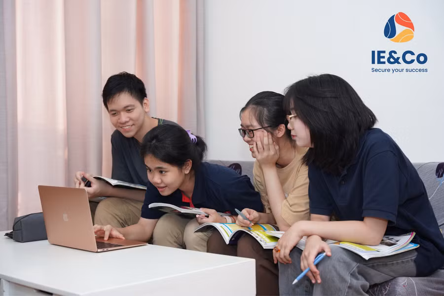 Học viên tại IE&Co cùng nhau “cộng tác” làm dự án, áp dụng kiến thức và kĩ năng đã được học.