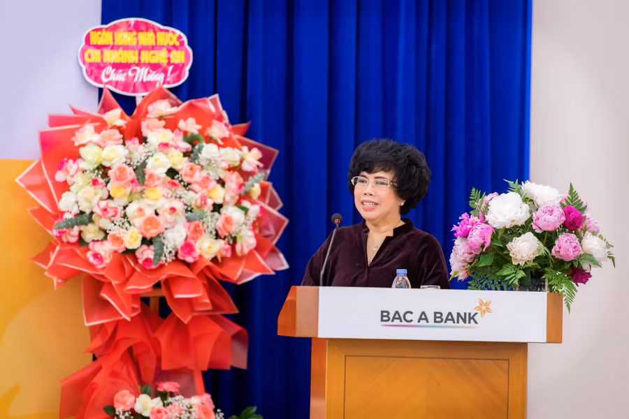 Anh hùng Lao động Thời kỳ đổi mới, Phó Chủ tịch HĐQT, Tổng Giám đốc Thái Hương phát biểu và trả lời cổ đông. Anh hùng Lao động Thời kỳ đổi mới, Phó Chủ tịch HĐQT, Tổng Giám đốc Thái Hương phát biểu và trả lời cổ đông.