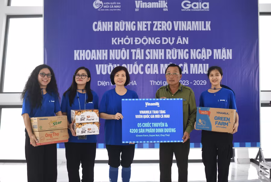 Bà Bùi Thị Hương (thứ ba từ trái qua), Giám đốc điều hành Vinamilk, đại diện trao tặng 05 chiếc thuyền và 4.200 sản phẩm dinh dưỡng cho đại diện Vườn quốc gia Mũi Cà Mau.