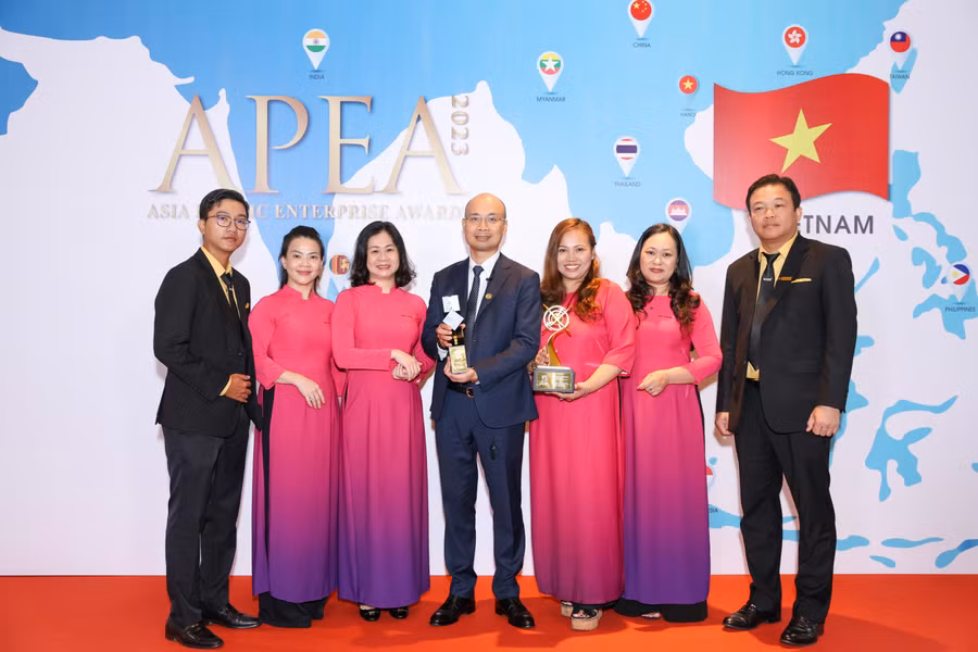 Đại diện Ban Lãnh đạo Ngân hàng TMCP Bắc Á trong Lễ trao giải.