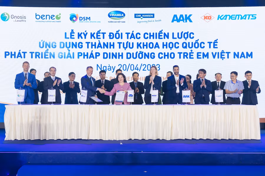Ngay trước thềm ĐHĐCĐ, Vinamilk đã kí kết thành công hợp tác chiến lược với 6 tập đoàn dinh dưỡng hàng đầu thế giới để phát triển các sản phẩm sữa bột trẻ em.
