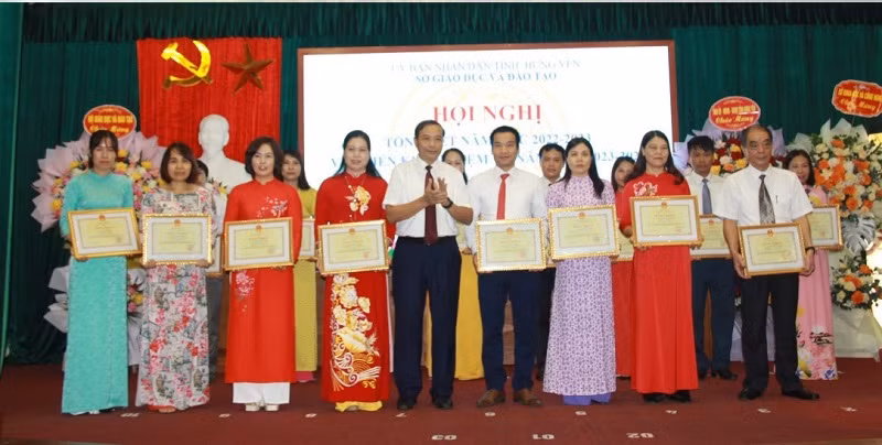 Ông Nguyễn Văn Phê - Giám đốc Sở GD&ĐT tỉnh Hưng Yên khen thưởng giáo viên có thành tích xuất sắc. Ông Nguyễn Văn Phê - Giám đốc Sở GD&ĐT tỉnh Hưng Yên khen thưởng giáo viên có thành tích xuất sắc.
