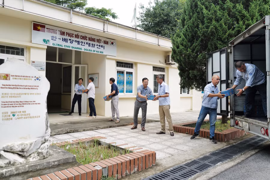 Quỹ Sữa Vươn Cao Việt Nam đến với Trung Tâm Phục hồi Chức Năng Việt - Hàn. Quỹ Sữa Vươn Cao Việt Nam đến với Trung Tâm Phục hồi Chức Năng Việt - Hàn.