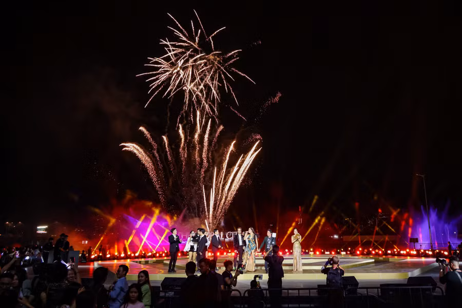 Lần đầu tiên tổ chức, Luxury Countdown Party mang lại những cảm xúc ấn tượng, thu hút hàng ngàn người đến với Trung tâm mới.