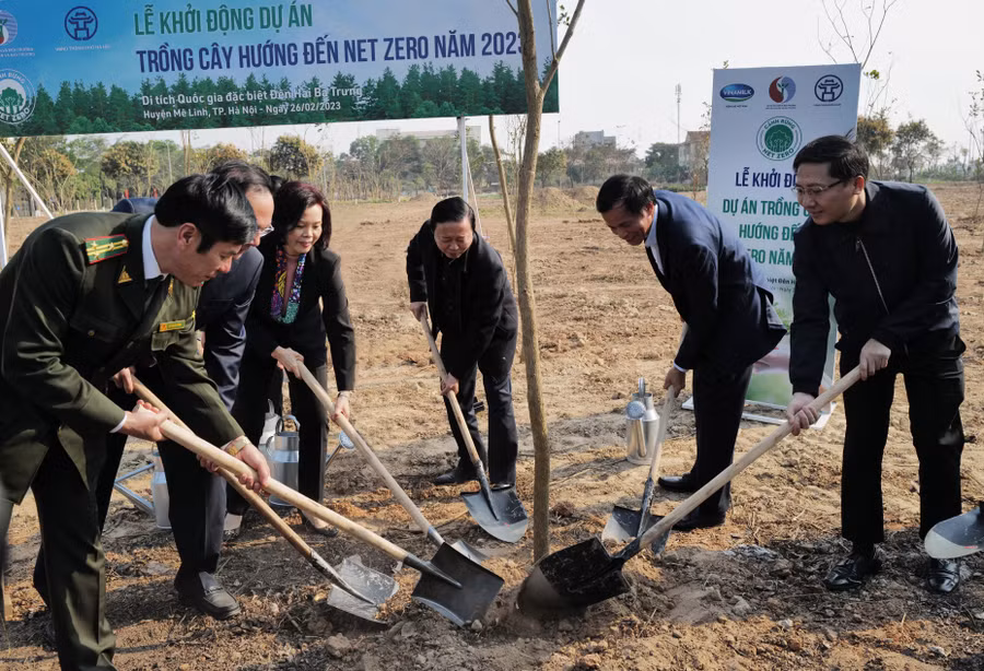 Phó Thủ tướng Trần Hồng Hà cùng đại diện các bộ ngành và địa phương trồng những cây xanh đầu tiên của dự án tại huyện Mê Linh, Hà Nội.