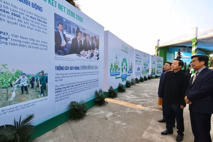 Phó thủ tướng Trần Hồng Hà cùng các đại biểu đi tham quan khu vực thông tin về mục tiêu Net Zero tại sự kiện