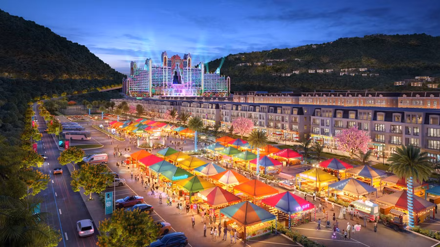 Canal District được mệnh danh là trái tim sôi động của MerryLand Quy Nhơn. Đây là quần thể thương mại, trải nghiệm mua sắm, vui chơi giải trí với 36 tuyến phố đa công năng, hệ thống đa kênh đào, quảng trường và quảng tường nhạc nước độc đáo.