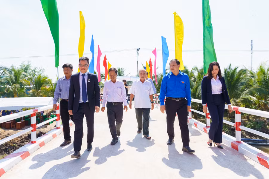 Việc hoàn thành những công trình cầu bê-tông kiên cố không chỉ giúp nối liền giao thông nông thôn mà còn là cơ sở để phát triển giao thương, kinh tế