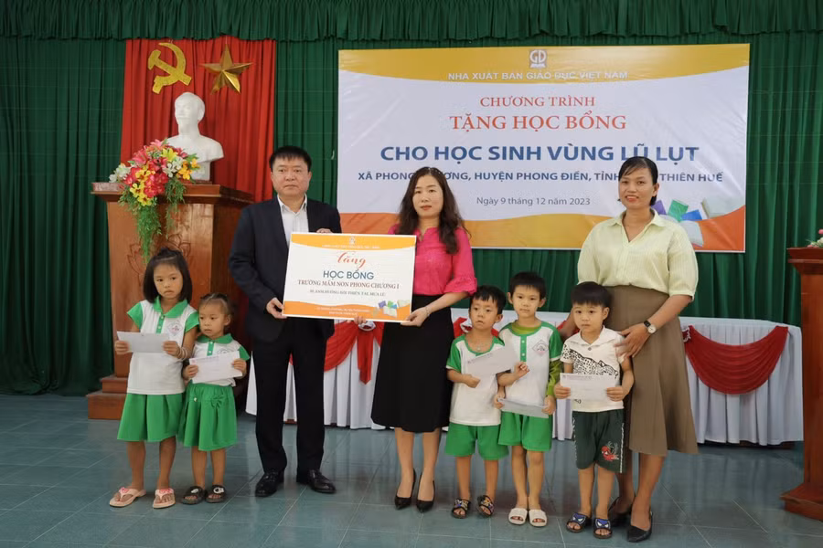 Ảnh 1: Ông Lê Hoàng Hải - Phó Tổng Giám đốc NXBGDVN trao tặng học bổng cho học sinh Trường Mầm non Phong Chương I Ảnh 1: Ông Lê Hoàng Hải - Phó Tổng Giám đốc NXBGDVN trao tặng học bổng cho học sinh Trường Mầm non Phong Chương I