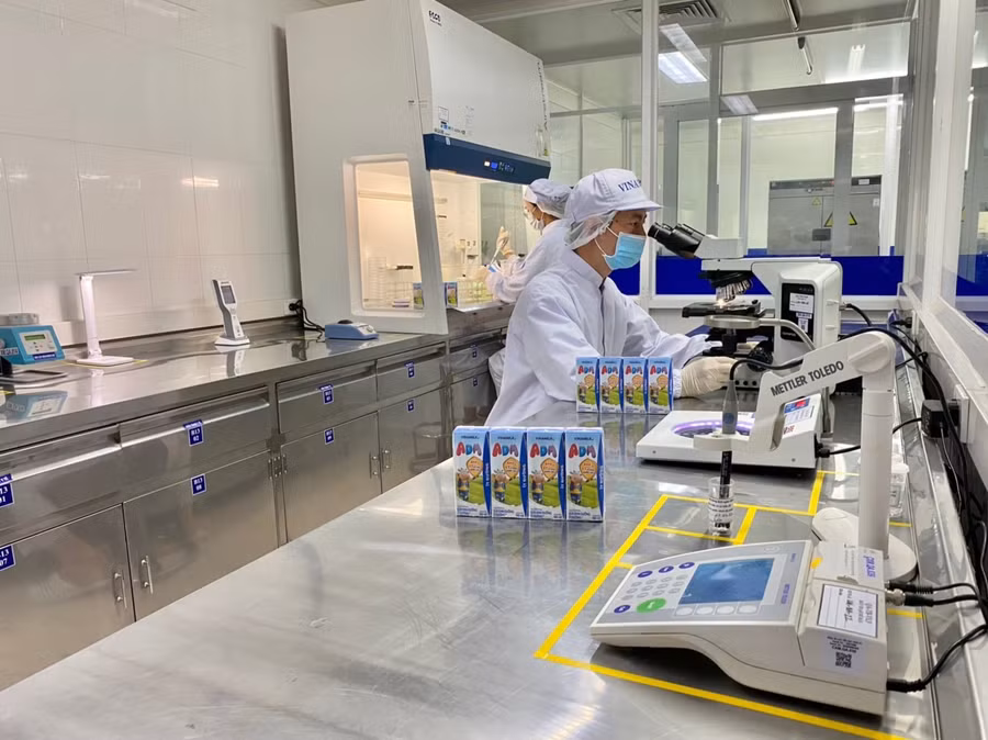 Từng hộp sữa ADM được kiểm tra chất lượng kỹ lưỡng trước khi xuất kho và trao đến tận tay các em nhỏ trong chương trình. Từng hộp sữa ADM được kiểm tra chất lượng kỹ lưỡng trước khi xuất kho và trao đến tận tay các em nhỏ trong chương trình.
