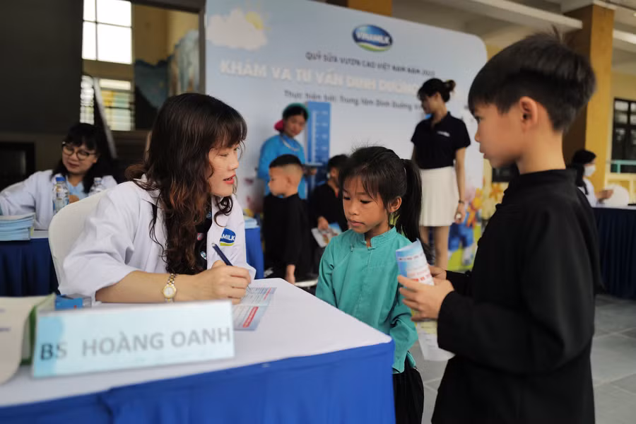 Các bác sĩ Trung tâm Dinh dưỡng Vinamilk khám và tư vấn dinh dưỡng cho các em học sinh Trường Tiểu học Húc Động. Các bác sĩ Trung tâm Dinh dưỡng Vinamilk khám và tư vấn dinh dưỡng cho các em học sinh Trường Tiểu học Húc Động.