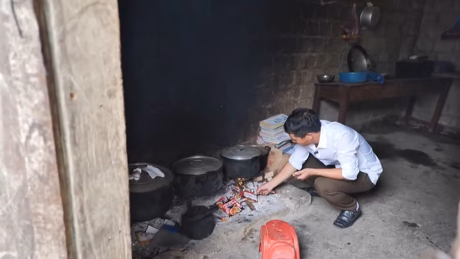 Thầy Châu A Già hàng ngày nấu cơm trưa với mì gói cho học sinh