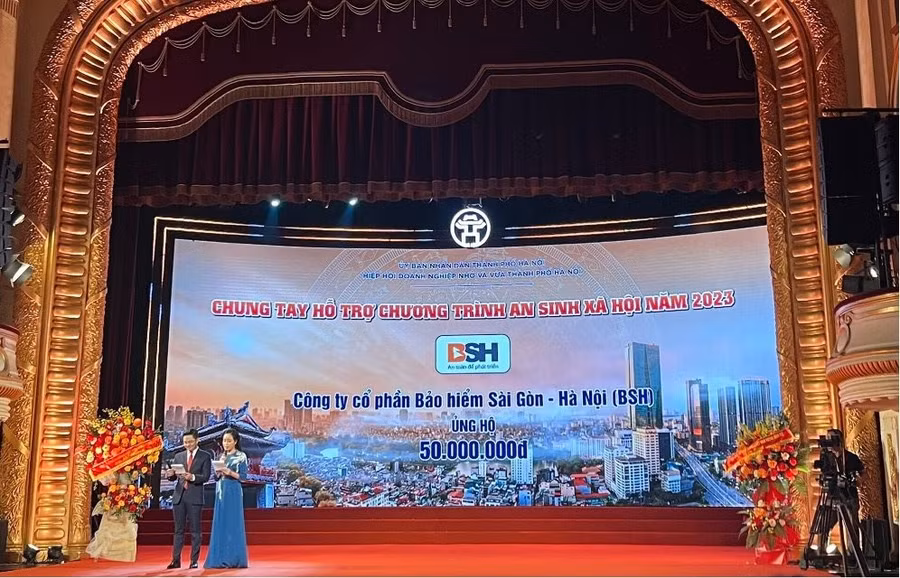 Cũng trong buổi lễ, hưởng ứng lời kêu gọi ủng hộ chương trình an sinh xã hội để hỗ trợ xây nhà đại đoàn kết cho các hộ nghèo, tặng quà cho các học sinh có hoàn cảnh khó khăn trên địa bàn Thành phố Hà Nội theo lời kêu gọi của Hiệp hội, Bảo hiểm BSH tham gia ủng hộ số tiền 50 triệu đồng. Cũng trong buổi lễ, hưởng ứng lời kêu gọi ủng hộ chương trình an sinh xã hội để hỗ trợ xây nhà đại đoàn kết cho các hộ nghèo, tặng quà cho các học sinh có hoàn cảnh khó khăn trên địa bàn Thành phố Hà Nội theo lời kêu gọi của Hiệp hội, Bảo hiểm BSH tham gia ủng hộ số tiền 50 triệu đồng.