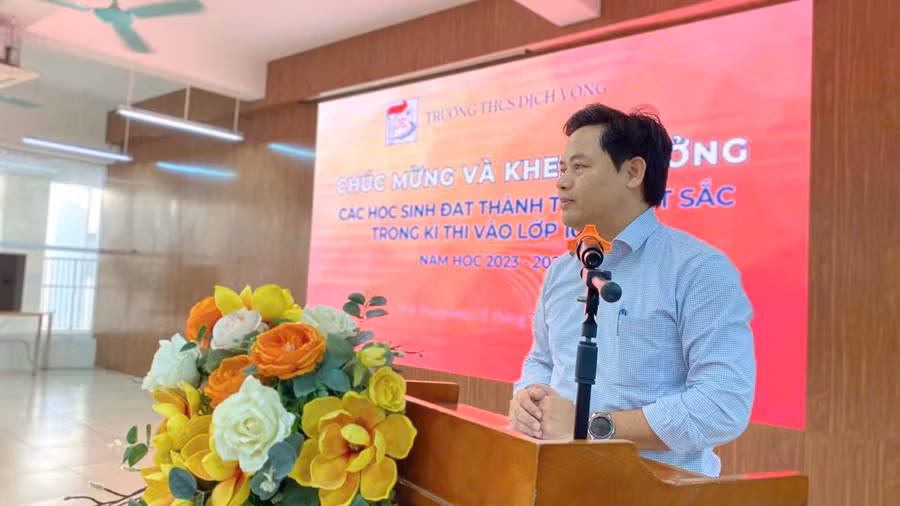 Thầy giáo Lưu Văn Thông – Bí thư Chi bộ, Hiệu trưởng nhà trường phát biểu trong chương trình.