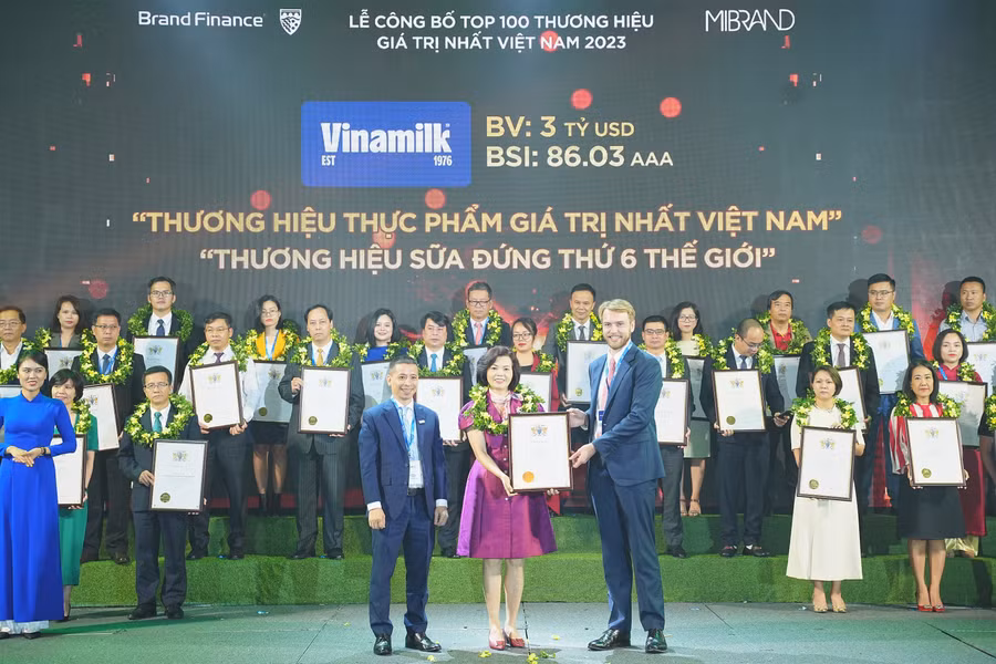 Bà Bùi Thị Hương, Giám đốc Điều hành, đại diện Vinamilk đón nhận các chứng nhận từ Brand Finance - Ảnh: Mibrand