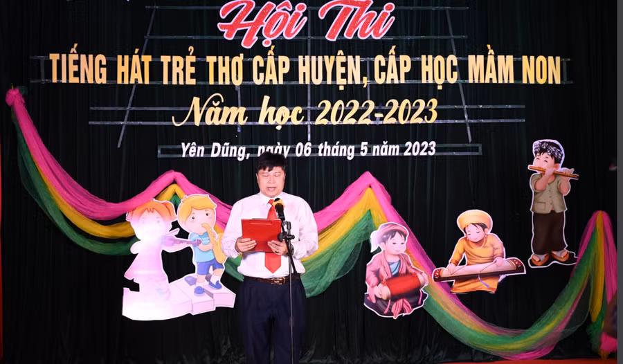 Ông Phan Thế Đông – Trưởng phòng GD&amp;ĐT phát biểu khai mạc hội thi.