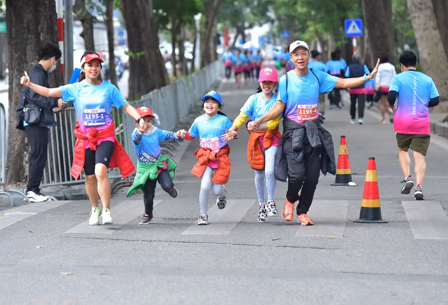 Giải chạy MB Ageas Life Happy Ekiden là giải chạy tiếp sức bán chuyên duy nhất dành cho hàng nghìn gia đình Việt