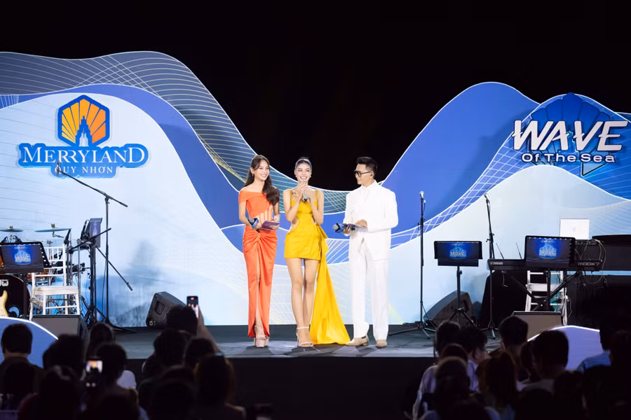 Nữ ca sĩ Lona bày tỏ “sóng lòng” cùng MC và hàng ngàn khán giả.