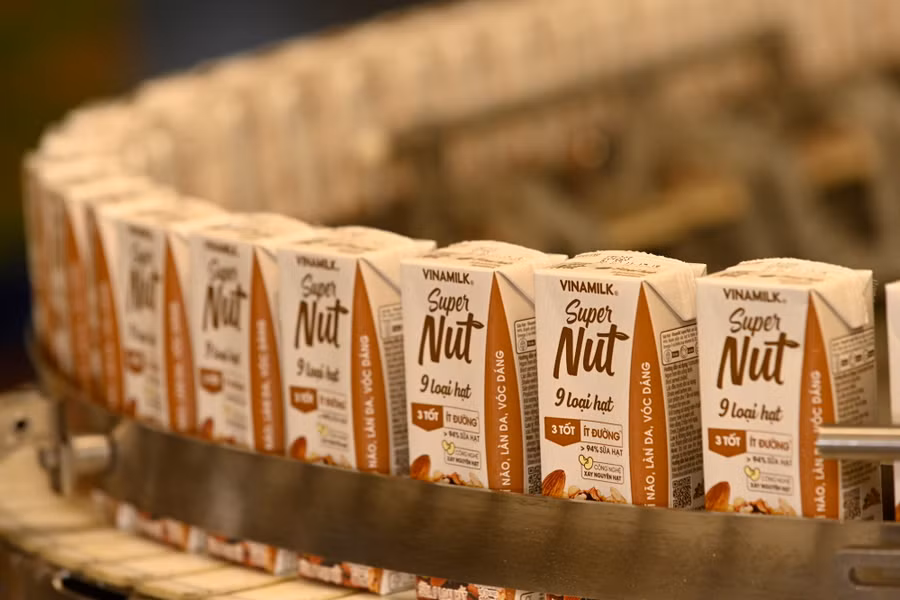 Tuy mới ra mắt nhưng “tân binh” Sữa 9 loại hạt Super Nut của Vinamilk đang nhận được sự yêu thích lớn của người tiêu dùng về cả vị ngon lẫn chất lượng. Tuy mới ra mắt nhưng “tân binh” Sữa 9 loại hạt Super Nut của Vinamilk đang nhận được sự yêu thích lớn của người tiêu dùng về cả vị ngon lẫn chất lượng.